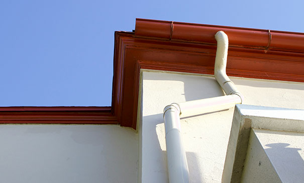 Safely cleaning high guttering