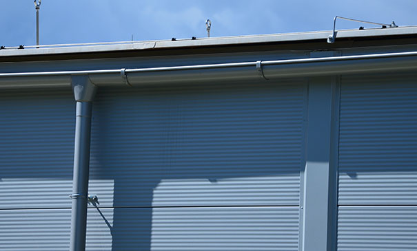 Safely cleaning high warehouse guttering